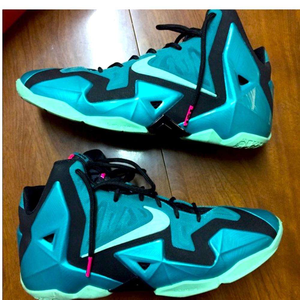 LEBRON XI " SOUTH BEACH " IN ITS ORIGINAL BOX.